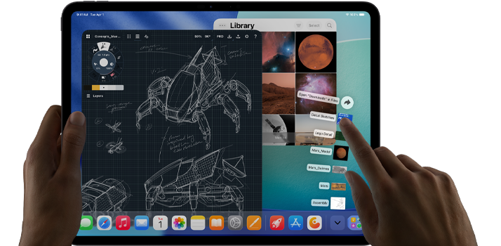 iPad Pro, kleur spacezwart, linkerhand houdt device vast, rechterhand wijst en beweegt om meerdere geopende appvensters te manipuleren, een tekentool met schetsen van mechanische ontwerpen, fotobibliotheek van planeten en ruimteafbeeldingen, bestanden in de downloadmap waaieren uit