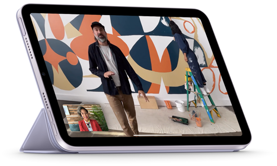 iPad mini met Smart Folio in horizontale stand, Smart Folio in de stand om content te bekijken. Op het display een FaceTime-gesprek met Middelpunt