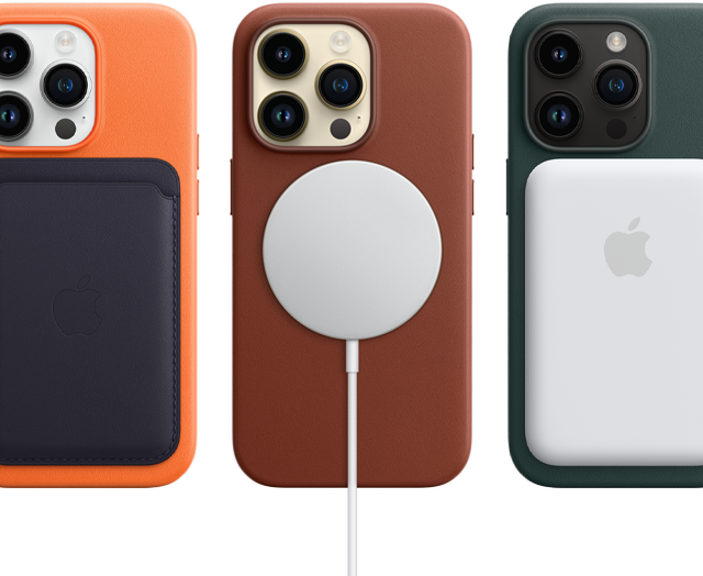 MagSafe-hoesjes voor iPhone 14 Pro in oranje, omber en bosgroen met MagSafe-accessoires: een kaarthouder, oplader en batterij.