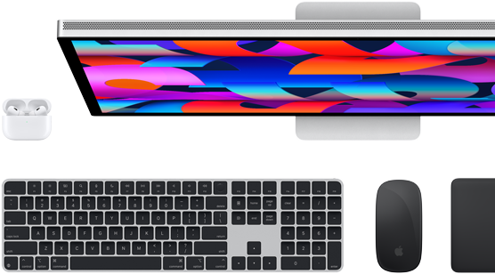 Bovenaanzicht van Studio Display-monitor, zwart Magic Keyboard, zwarte Magic Mouse, zwarte Magic Trackpad en witte AirPods-case